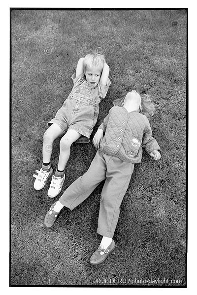 enfants dans l'herbe - children in the grass